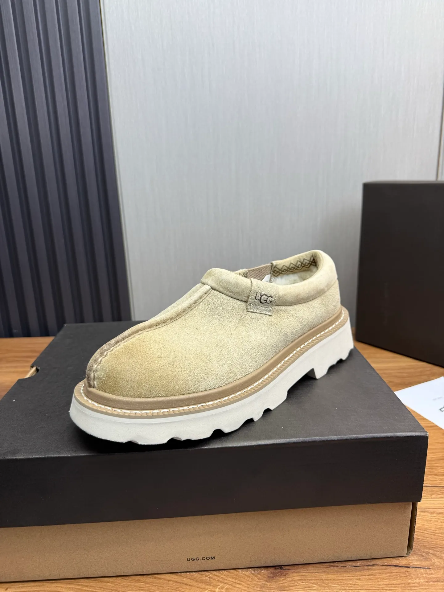 Men's shoes 💰560💰 New UGG fur integrated men's simple and fashionable snow boots. The most worth buying at the end of this year are warm casual shoes. Whether you are out and about at home, their comfortable and warm performance will be your most suitable fashion companion! The material is cowhide upper and imported wool is used inside. Warm and comfortable! The eva+ rubber patch outsole is cushioned, non-slip and wear-resistant, and has good elasticity. It is light and wear-resistant, comfortable and soft, and the new simple cut is more fashionable. It has both practicality and fashion sense, so you no longer have to worry about how to match it in winter, while still maintaining your fashionable taste. High-quality genuine wool. Look at the details for the material! Size: 39-40-41-42-43-44-44 sneaker size